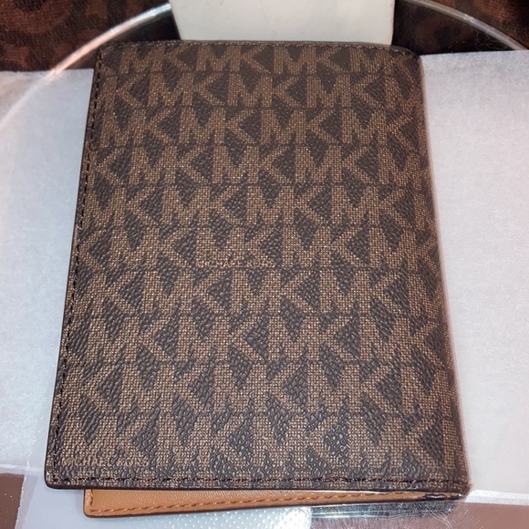 Brand New with tag Michael Kors Passport Holder Vegan Leather Picture Window - Picture 9 of 9